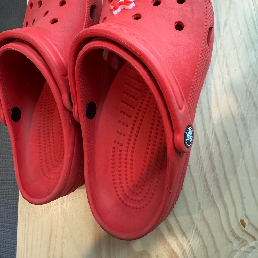 Red crocs - Picture 2 of 7